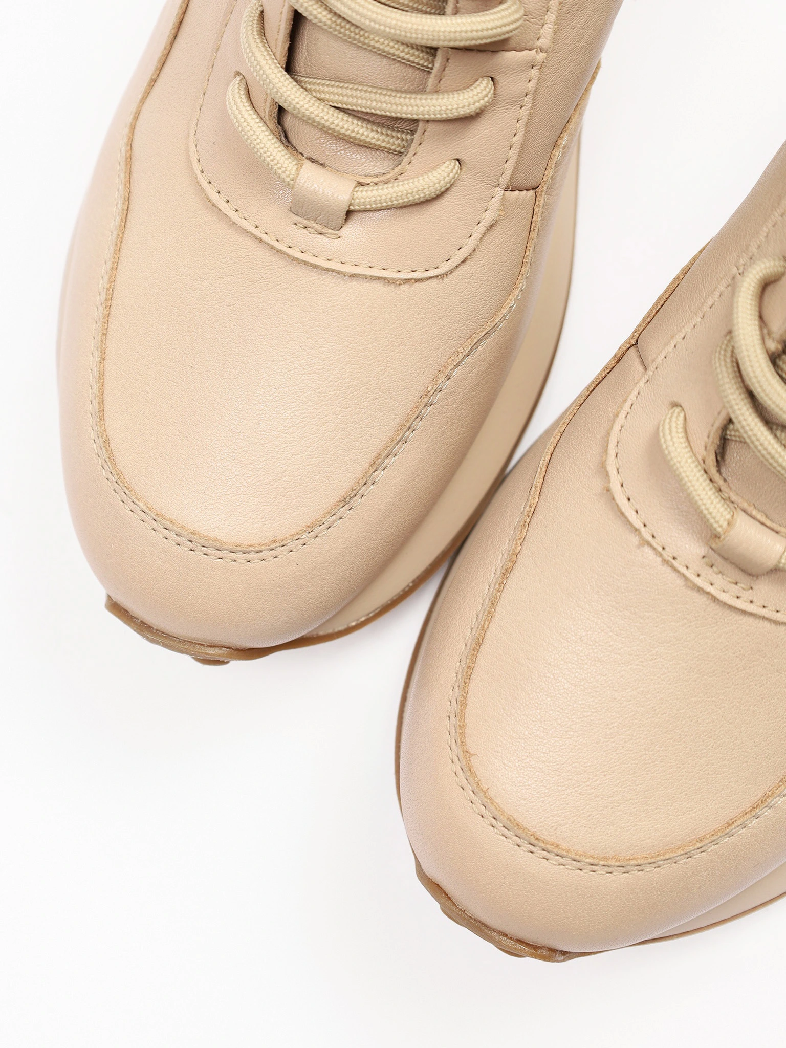 Кроссовки бежевого цвета на рельефной подошве